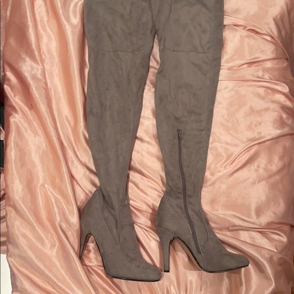 Thigh high grey suedette boots - Picture 1 of 4